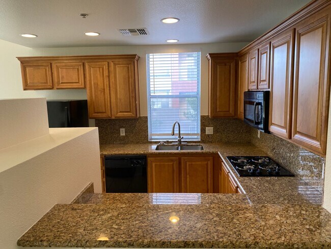 Building Photo - Park Avenue Mid-Rise Condo. Balcony. Full Services HOA