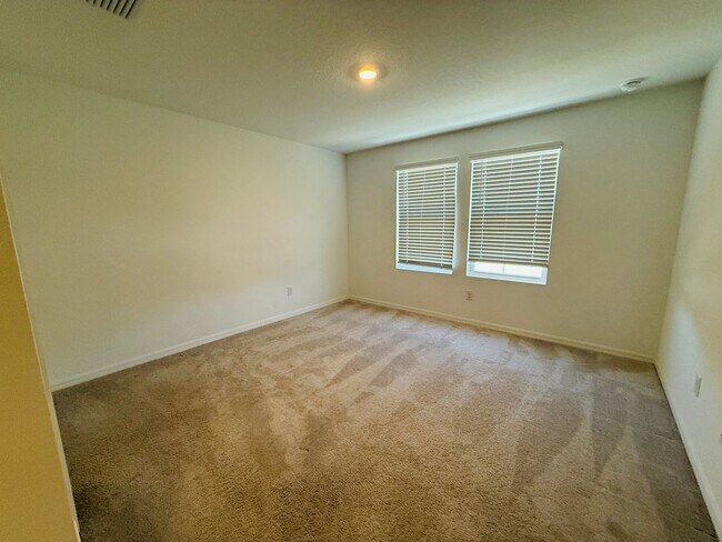 Building Photo - Townhome in The Townhomes of River Landing