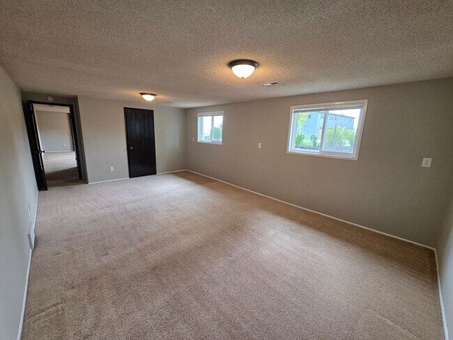 Building Photo - Beautiful Home in 5 Mile