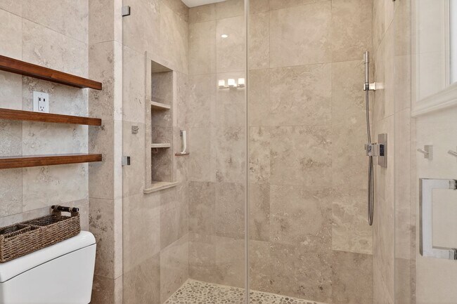 Building Photo - Beautiful Upgraded Townhome: 1,676 sqft, 2-Car Garage + Iron Horse Trail Access