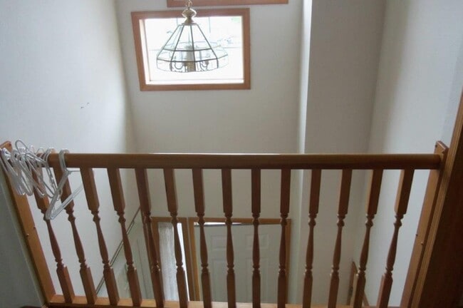 Building Photo - Spacious 4Bedroom / 2.5 Bath Home Highly D...