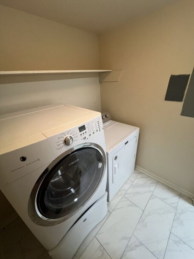 Building Photo - Brightside View