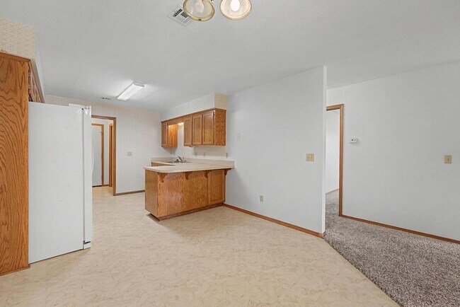 Building Photo - Welcome to this charming 2-bedroom, 2-bathroom home