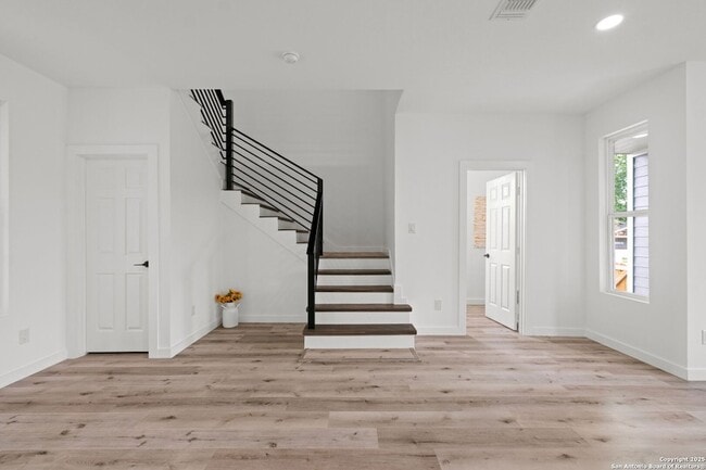 Building Photo - 420 Dreiss St