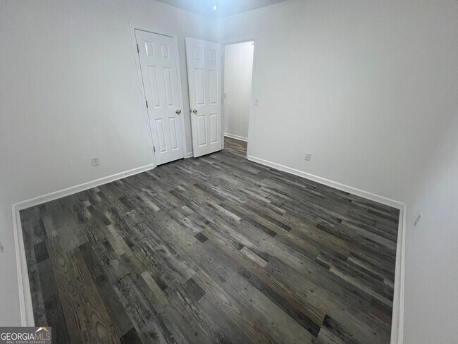Building Photo - 545 E Country Woods Dr