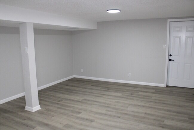 Building Photo - Spacious and beautiful 5 bedrooms and 2 full baths home located on E 47th St in Kansas City, MO