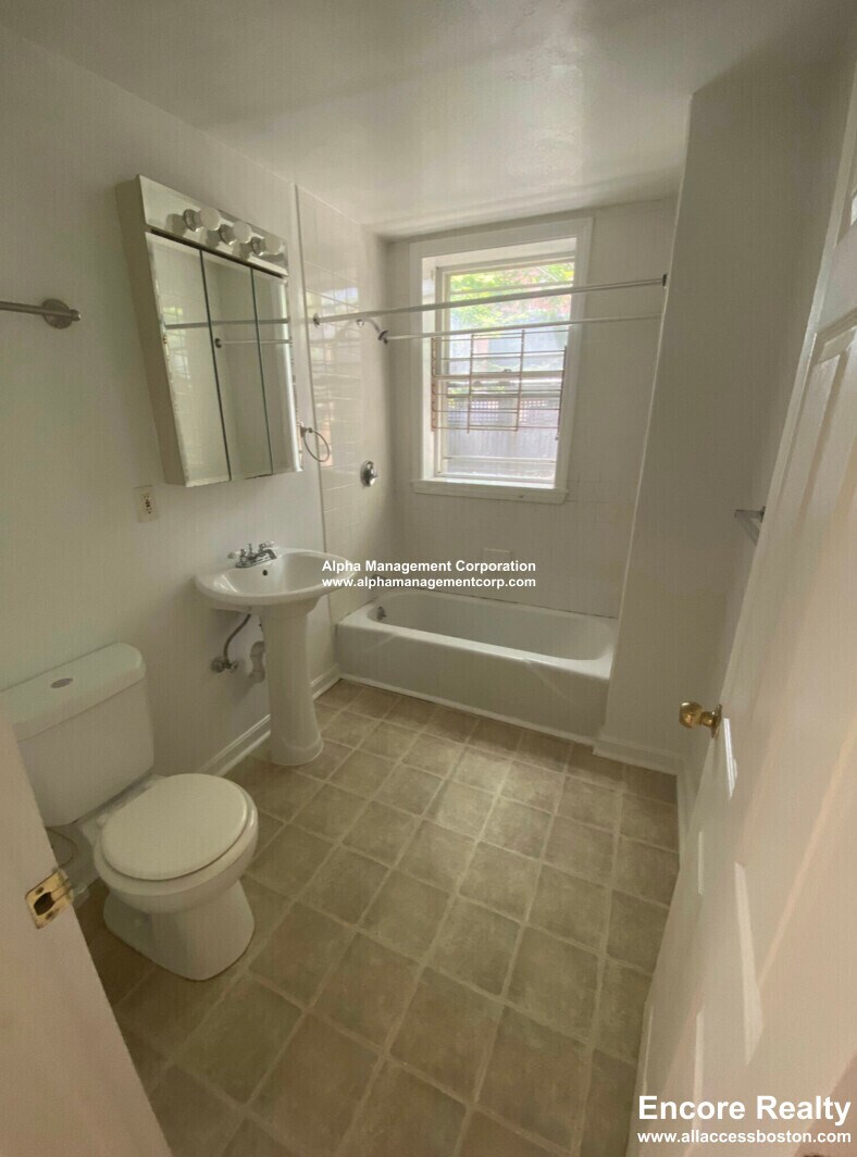 Building Photo - 14 Centre St