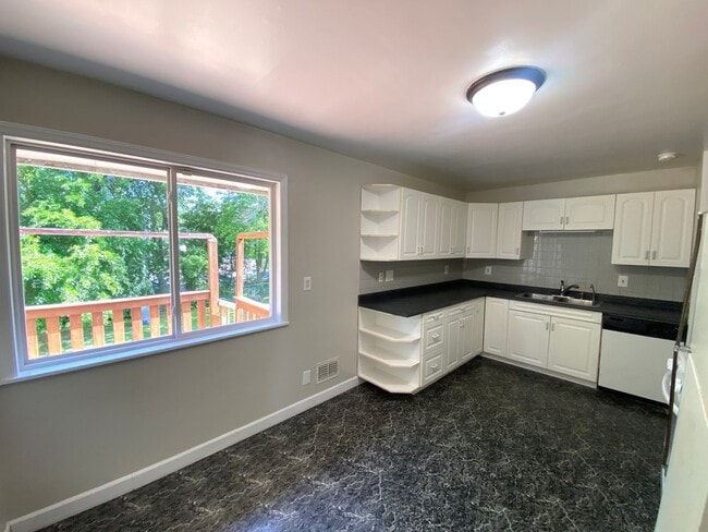 Building Photo - 2 Bedroom/1BA PLUS Garage -  Close to the ...