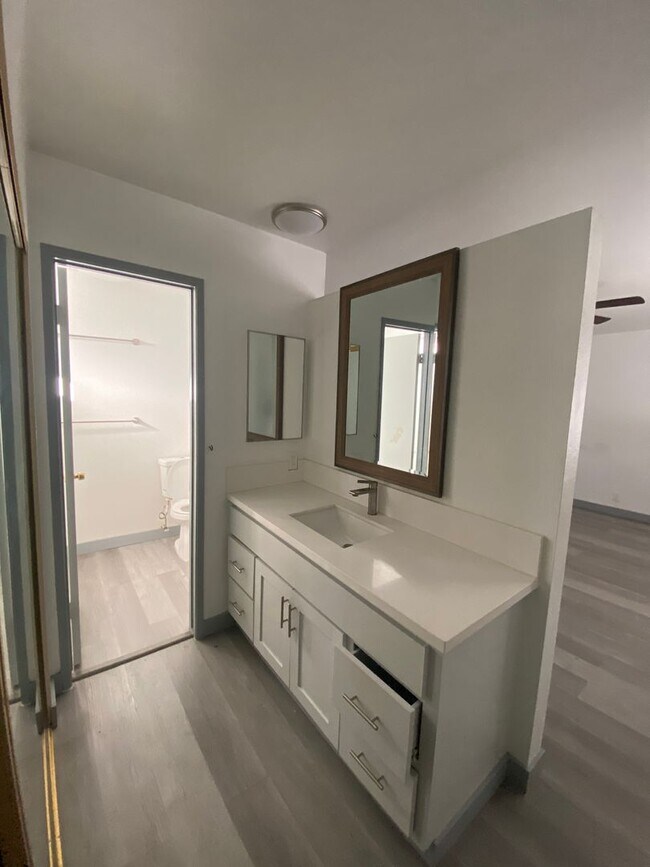 Building Photo - Julian House (DMM125)