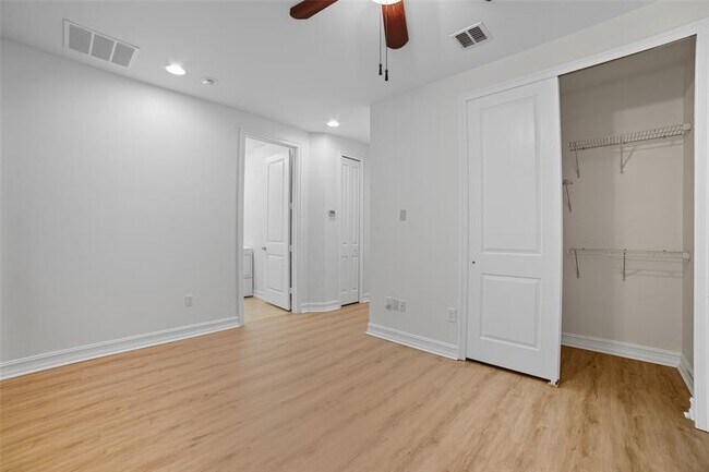 Building Photo - 13011 Riverwalk Cir N