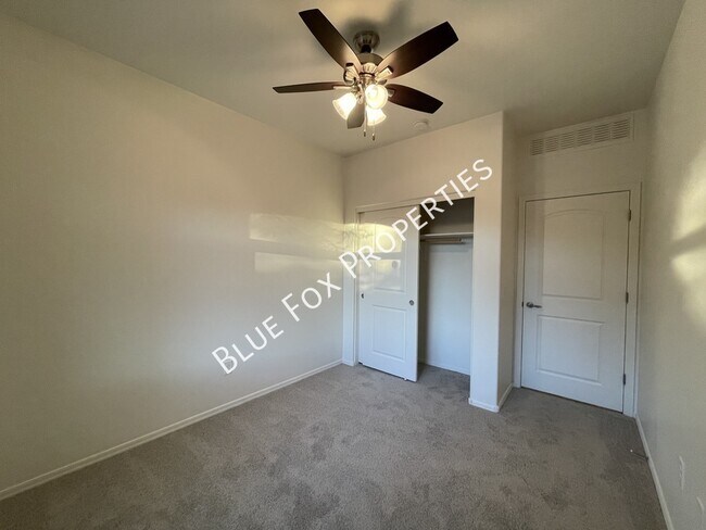Building Photo - 8721 N Black Pine Dr