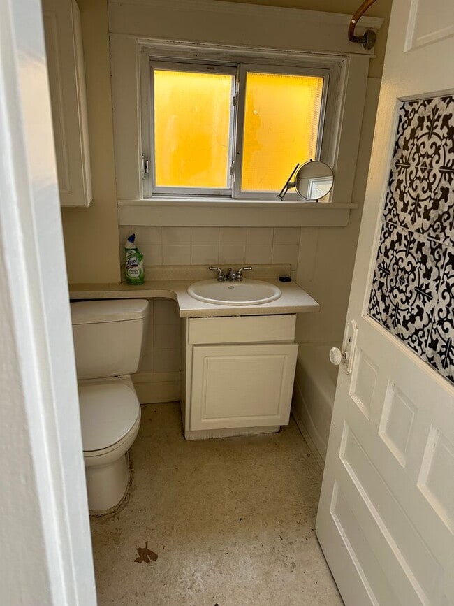 Building Photo - 3 bedrooms & 1 bath Colonial home