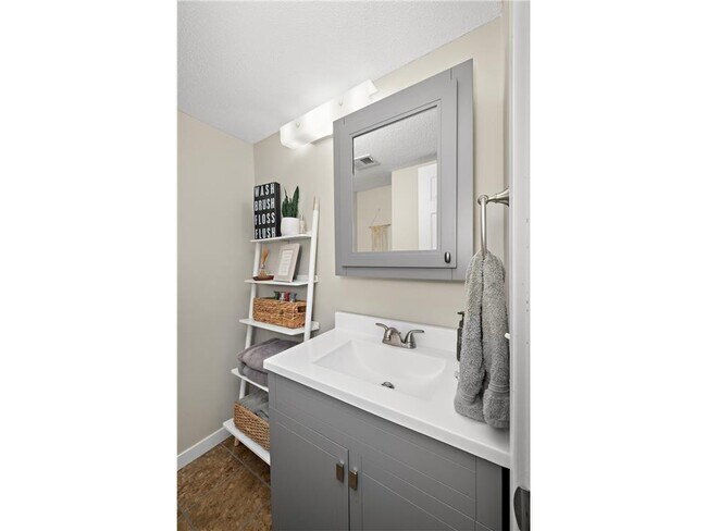 Building Photo - 4618 Cedar Lk Rd S