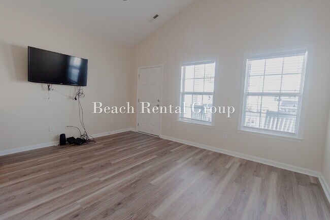 Building Photo - Renovated and Close to the Beach