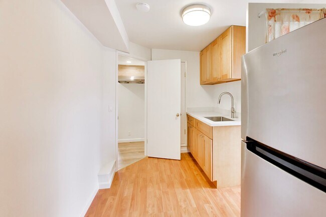 Building Photo - Bright Corner Home with Family Room, Yard & Laundry in Prime Sunset Location!