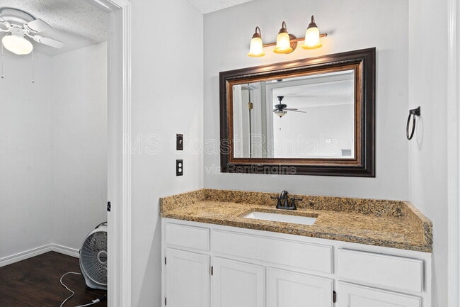 Building Photo - 12206 Breezeway Cir