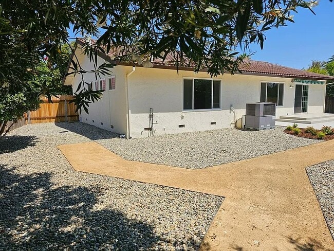 Building Photo - 405 W Southwood Dr