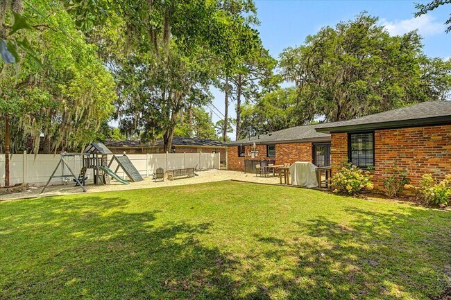 Building Photo - 4 bedroom house in Hesse school district