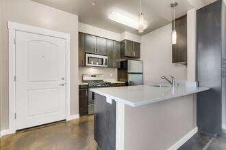 Building Photo - 2 Bedroom, 1 Bath Available!