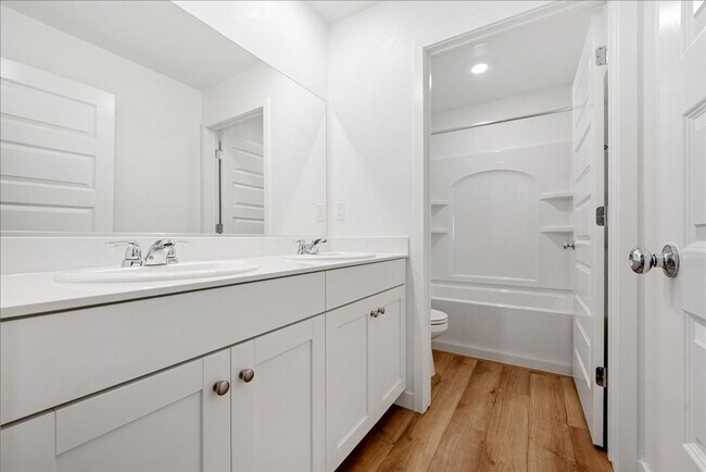 Building Photo - 3685 Vestland Ct