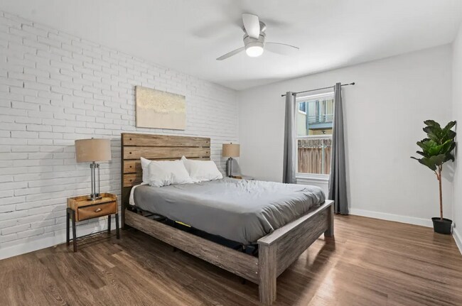 Building Photo - Spacious One-Bedroom at Hyde Park Square