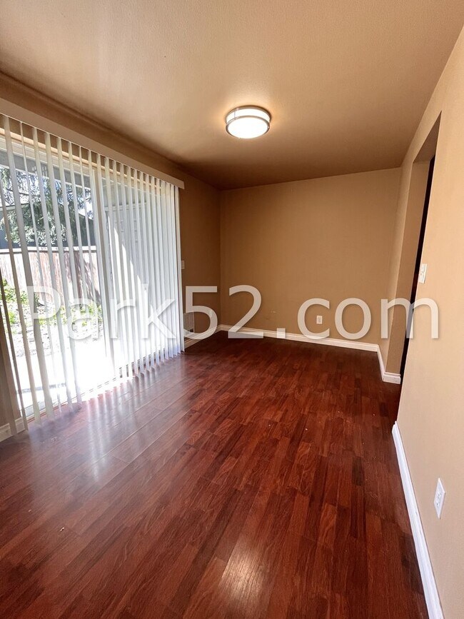 Building Photo - Puyallup Area 2 Bedroom 2nd Floor Apartment