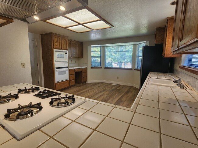 Building Photo - Home For Rent in Sunridge
