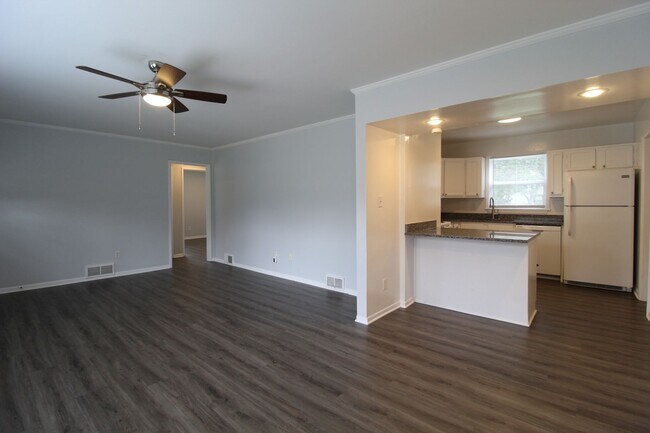Building Photo - August FREE On This 3 Bedroom 1 Bath Home In Prairie Village