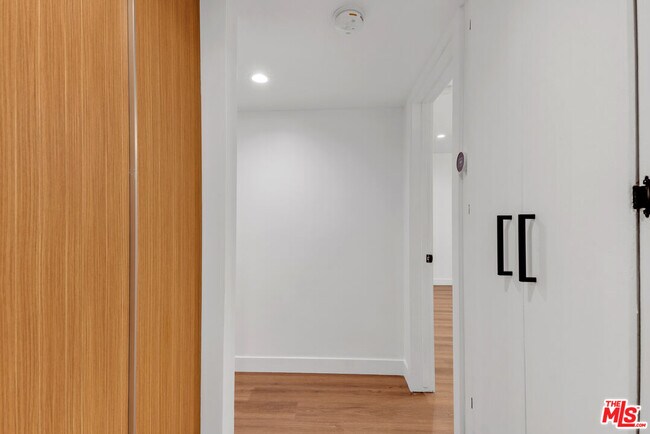 Building Photo - 950 Havenhurst Dr