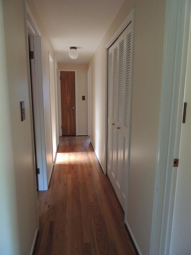 Building Photo - 2098 Yorktown Dr