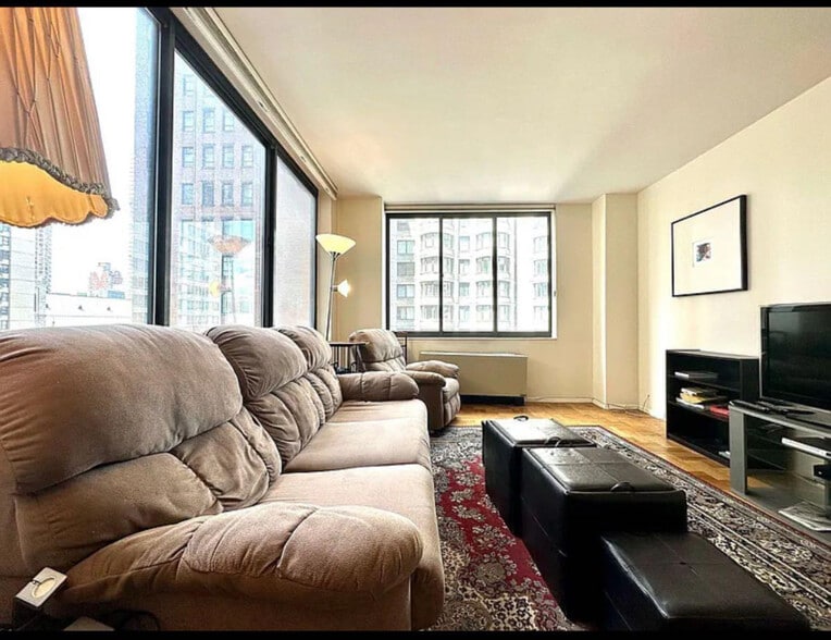 Building Photo - 62 W 62nd St