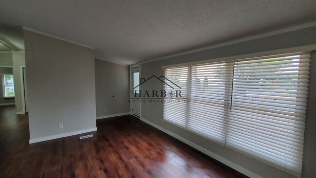 Building Photo - 23 Andreasen Dr
