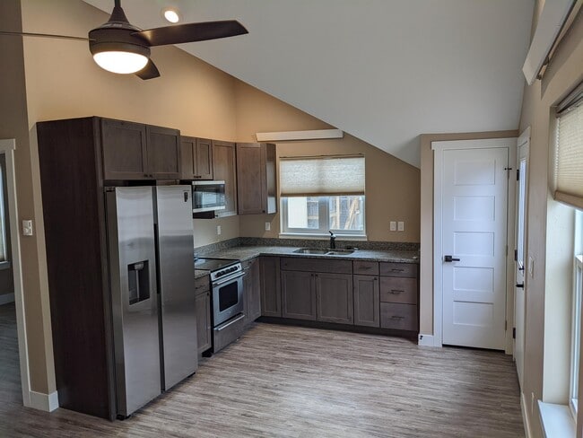 Building Photo - 1302 Silver Vault St