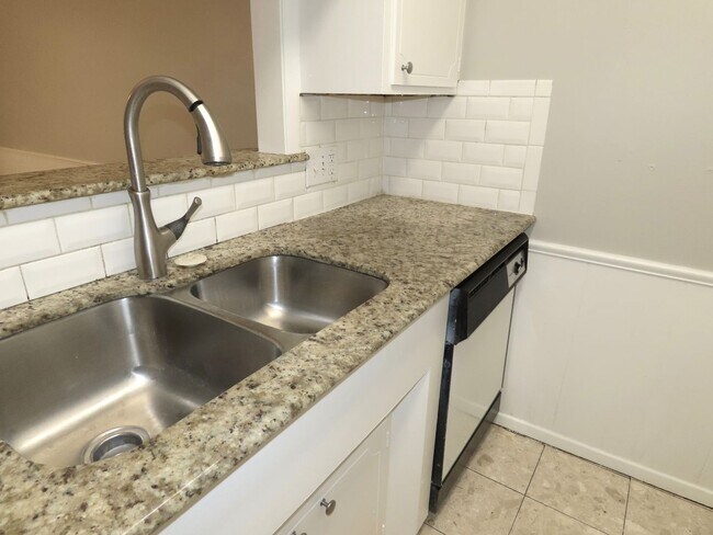 Building Photo - South Tyler! Beautiful 3 Bedroom, 2 Bathroom Duplex