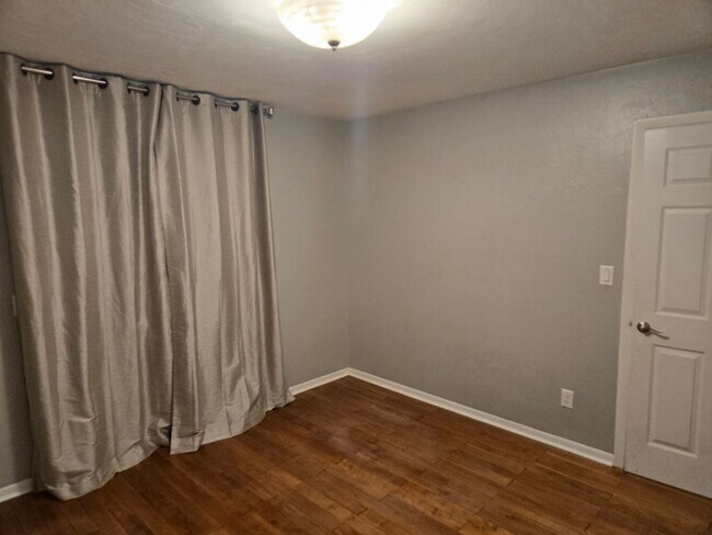 Building Photo - 2BR/2BA just minutes from Shands Hospital ...