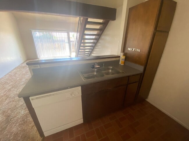 Building Photo - Hanford 1 bedroom spacious loft unit