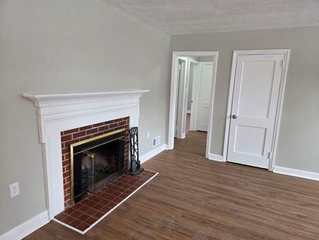 Building Photo - 8 W Chestnut Hill Rd