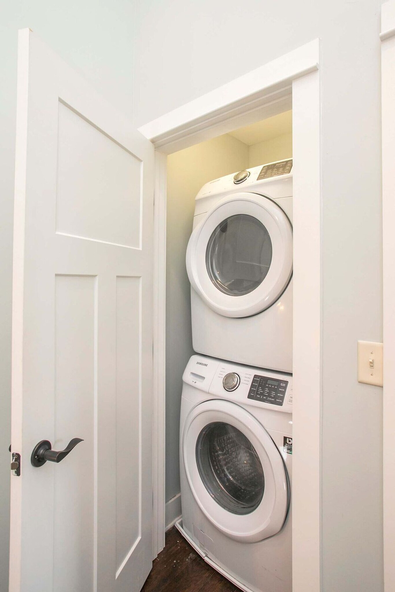 Building Photo - 1106B Stratford Ave