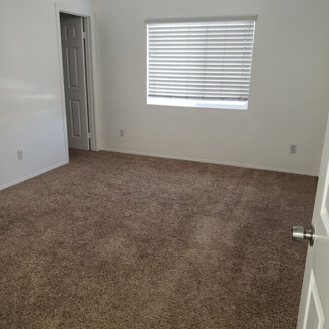 Building Photo - GORGEOUS 4 Bedroom** & 3 full bathrooms on a Cul-De-Sace Home!!