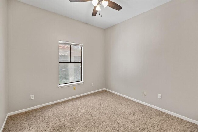 Building Photo - 712 Graham Pl