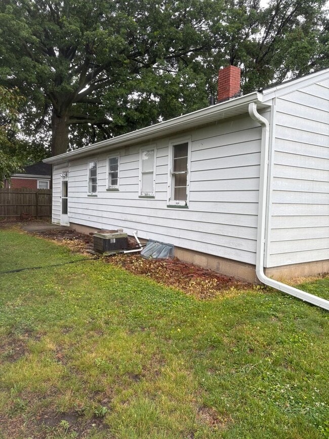 Building Photo - Charming Ranch Home With Attached Garage in Galesburg!