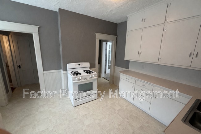 Building Photo - 315 E Cherry St