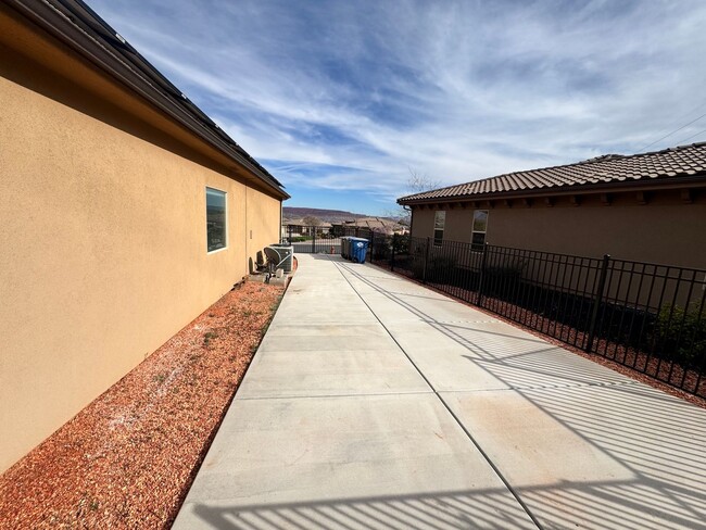 Building Photo - Short Term Fully Furnished Rental! Available May 1st - October 31st!