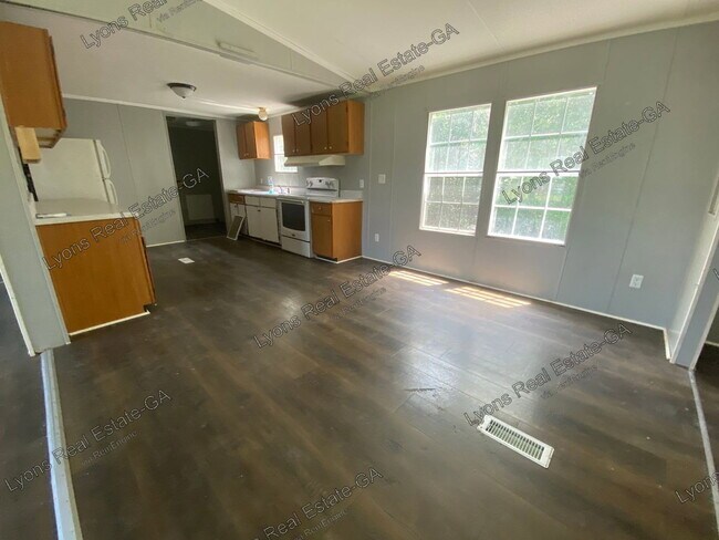Building Photo - 604 Sycamore Dr