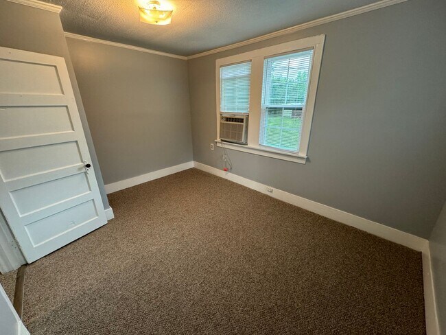 Building Photo - For Lease - 2 Bed, 1 Bath, 960 sq ft Home ...