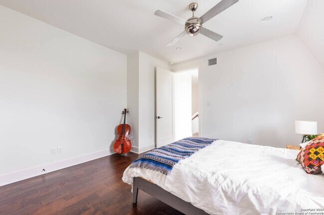 Building Photo - 808 E Carson St