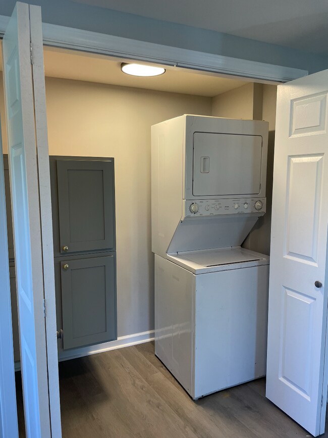Building Photo - Freshly Renovated Studio Apartment - water...
