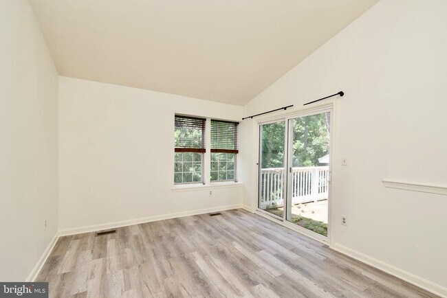 Building Photo - 3377 Lakeside View Dr