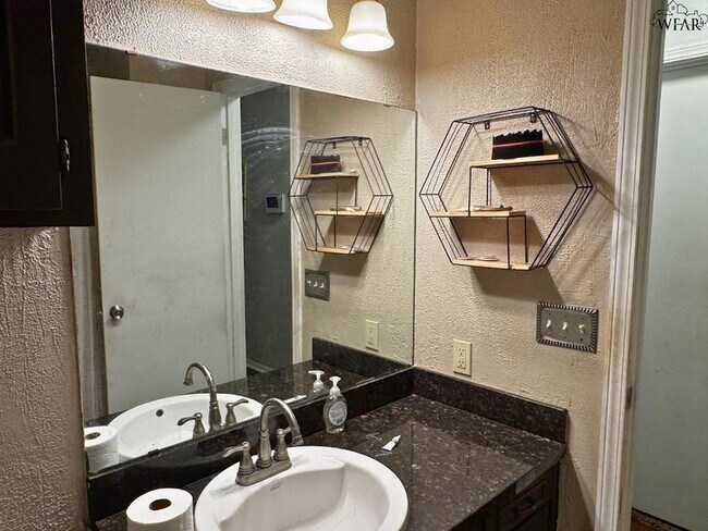 Building Photo - 2316 Perrin Dr