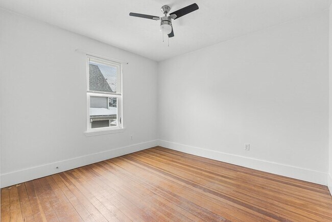 Building Photo - 18 St Clair St